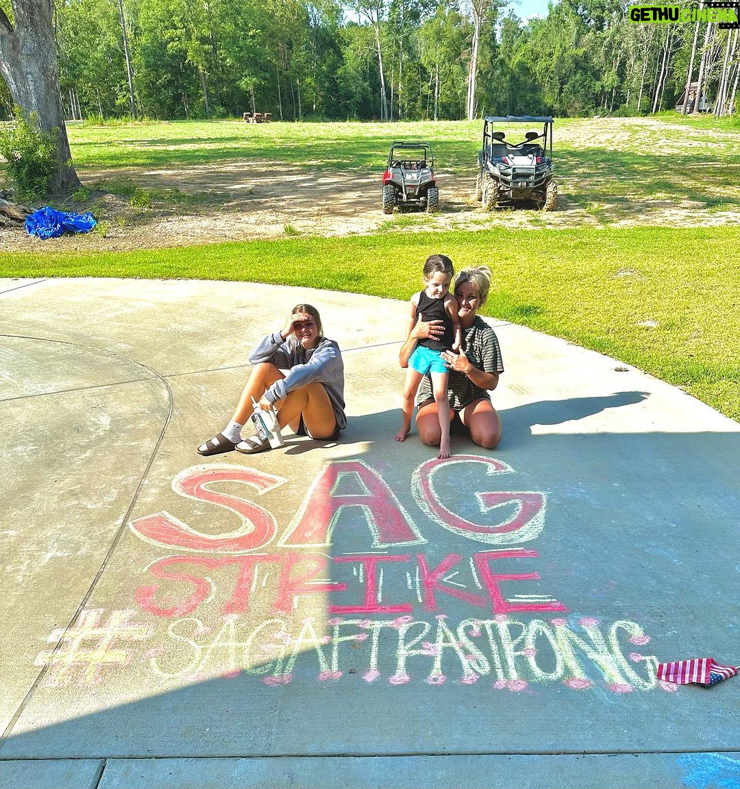 Jamie Lynn Spears Instagram - I had a different post planned for this day, but that’s life🤷🏼♀️ sending all my love🤍🤍🤍 #sagaftrastrong (Ran out of chalk before I got to #WGAstrike )