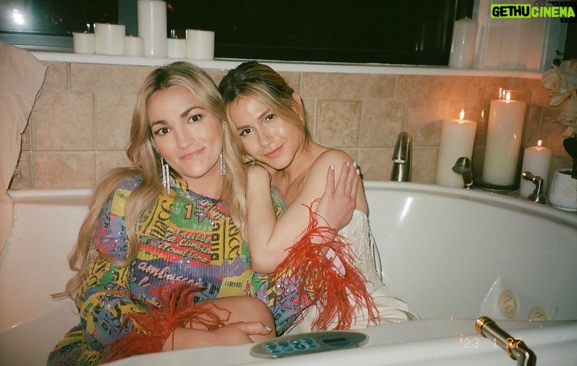Jamie Lynn Spears Instagram - I can’t wait for y’all to see @erinsanders absolutely shine in the new #ZOEY102 movie, and see how Zoey & Quinn’s relationship has evolved👯♀️ I think one of the main stories of this film is how these young women are trying to figure out how to enter new stages of their lives, while allowing new relationships to grow stronger, but without letting old ones grow apart. Y’all are going to see a lot of familiar faces you already love, but you’re going to 100% fall in love with a lot of new faces as well, bc I know I sure did!! (Not enough slides to fit all the beautiful faces)🙃 #Zoey102 #Zoey101Reboot #Zoey102Movie #JULY27