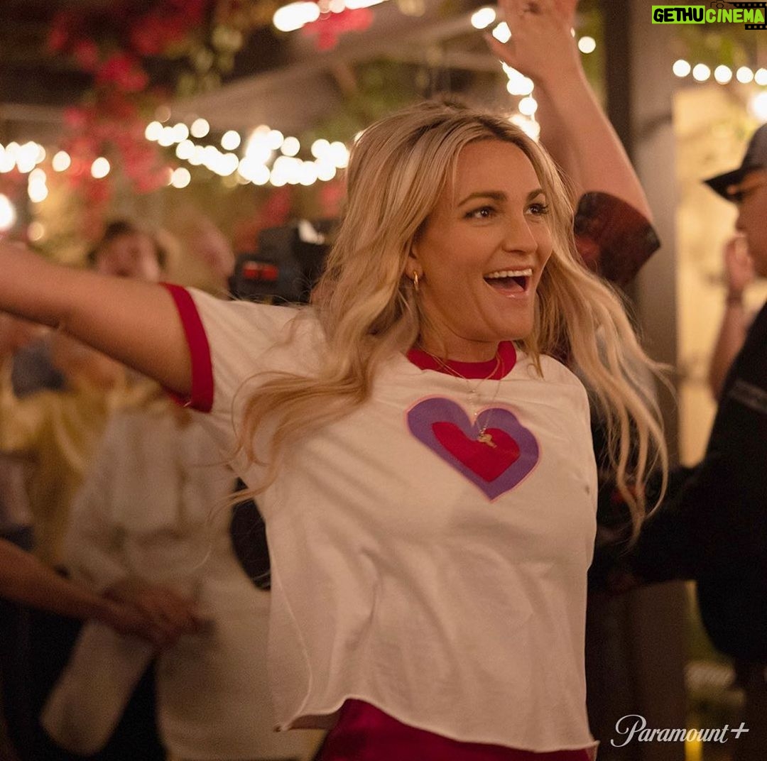 Jamie Lynn Spears Instagram - @entertainmentweekly has the exclusive first look photos for #ZOEY102 coming to @paramountplus veryyyy soon๐๐