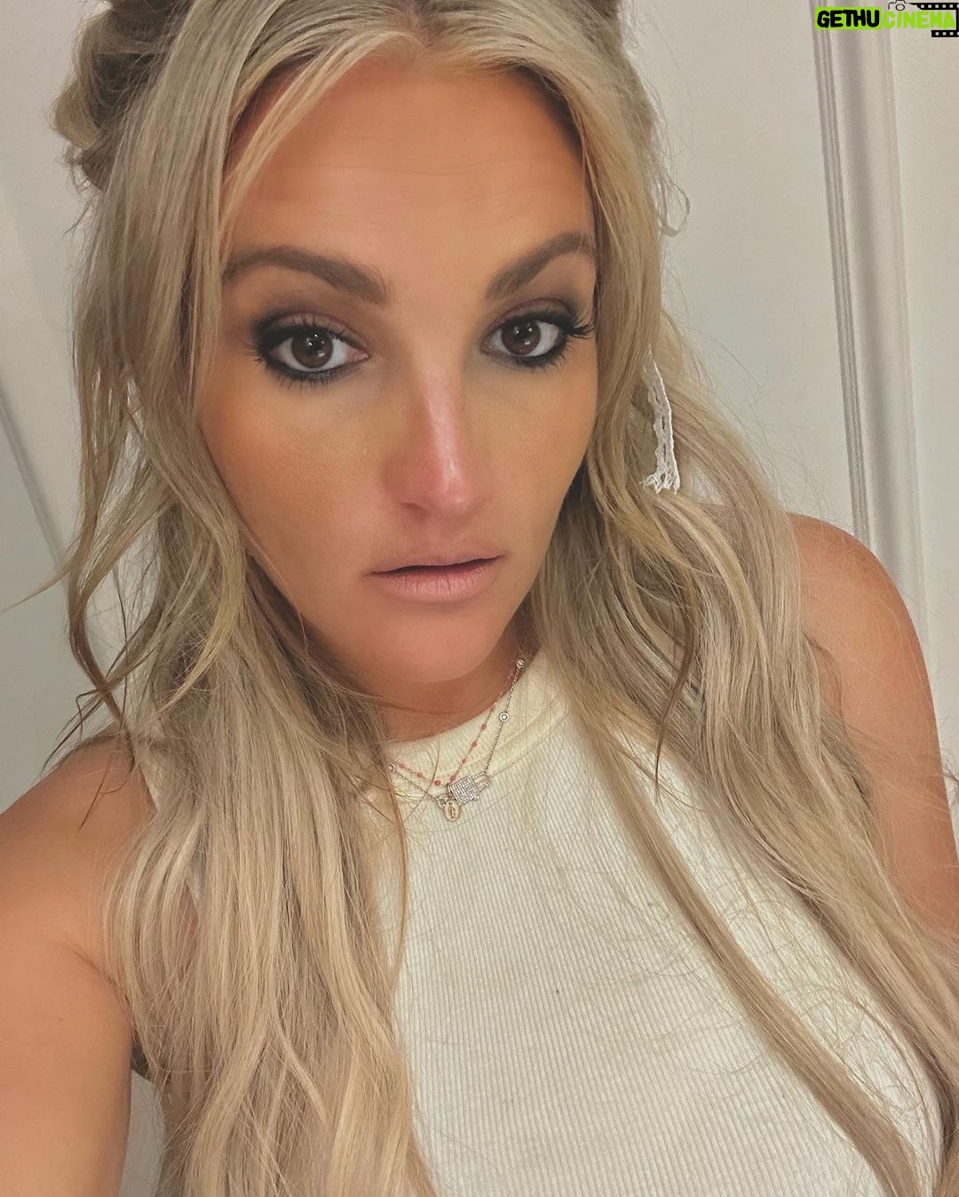Jamie Lynn Spears Instagram - girly glam for a night out🎀 tried & failed to get better pic of the precious hair ribbon Four Seasons Hotel Los Angeles at Beverly Hills