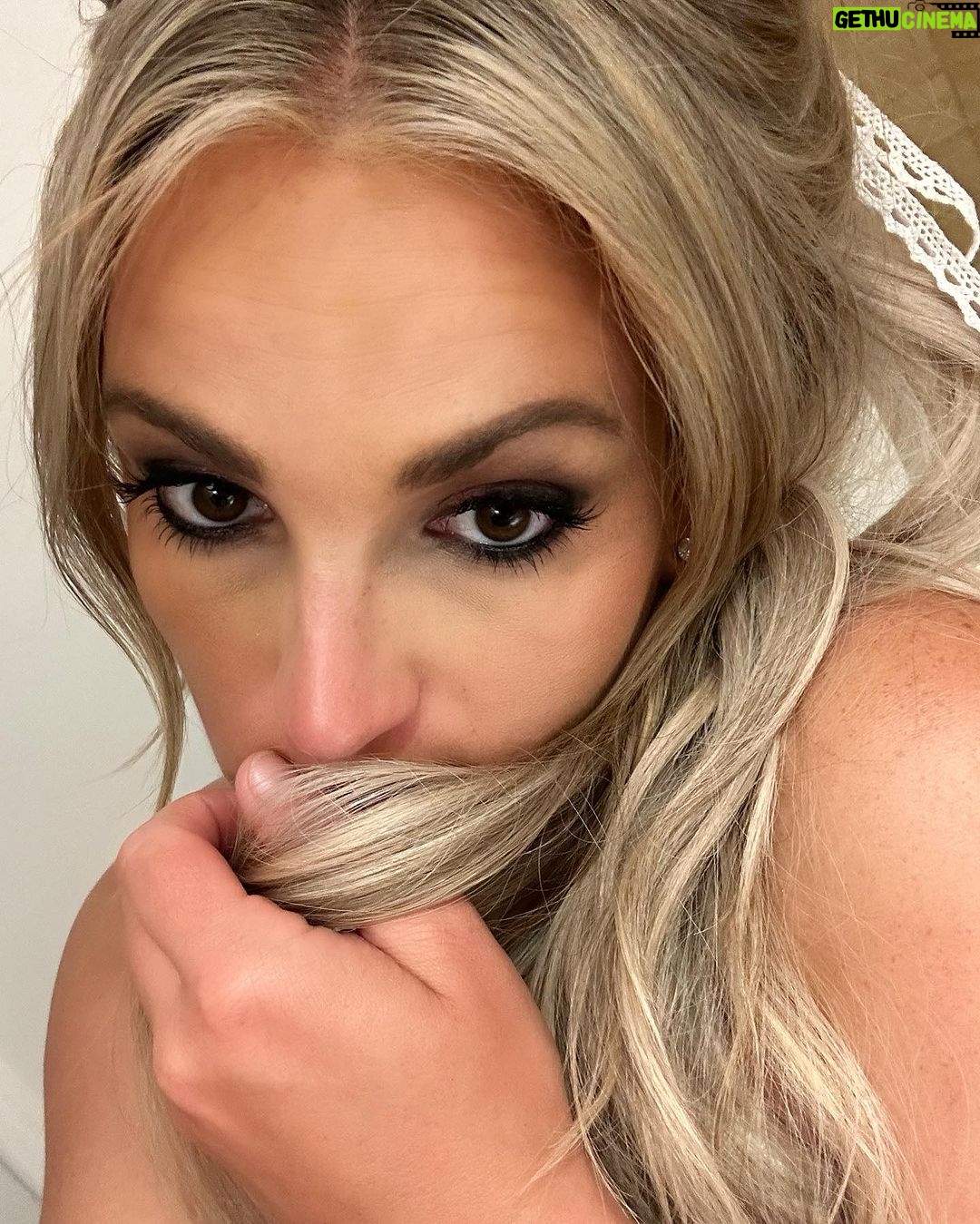 Jamie Lynn Spears Instagram - girly glam for a night out🎀 tried & failed to get better pic of the precious hair ribbon Four Seasons Hotel Los Angeles at Beverly Hills