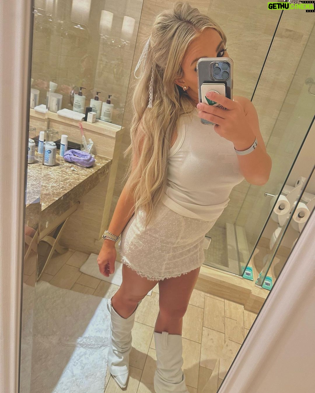 Jamie Lynn Spears Instagram - girly glam for a night out🎀 tried & failed to get better pic of the precious hair ribbon Four Seasons Hotel Los Angeles at Beverly Hills