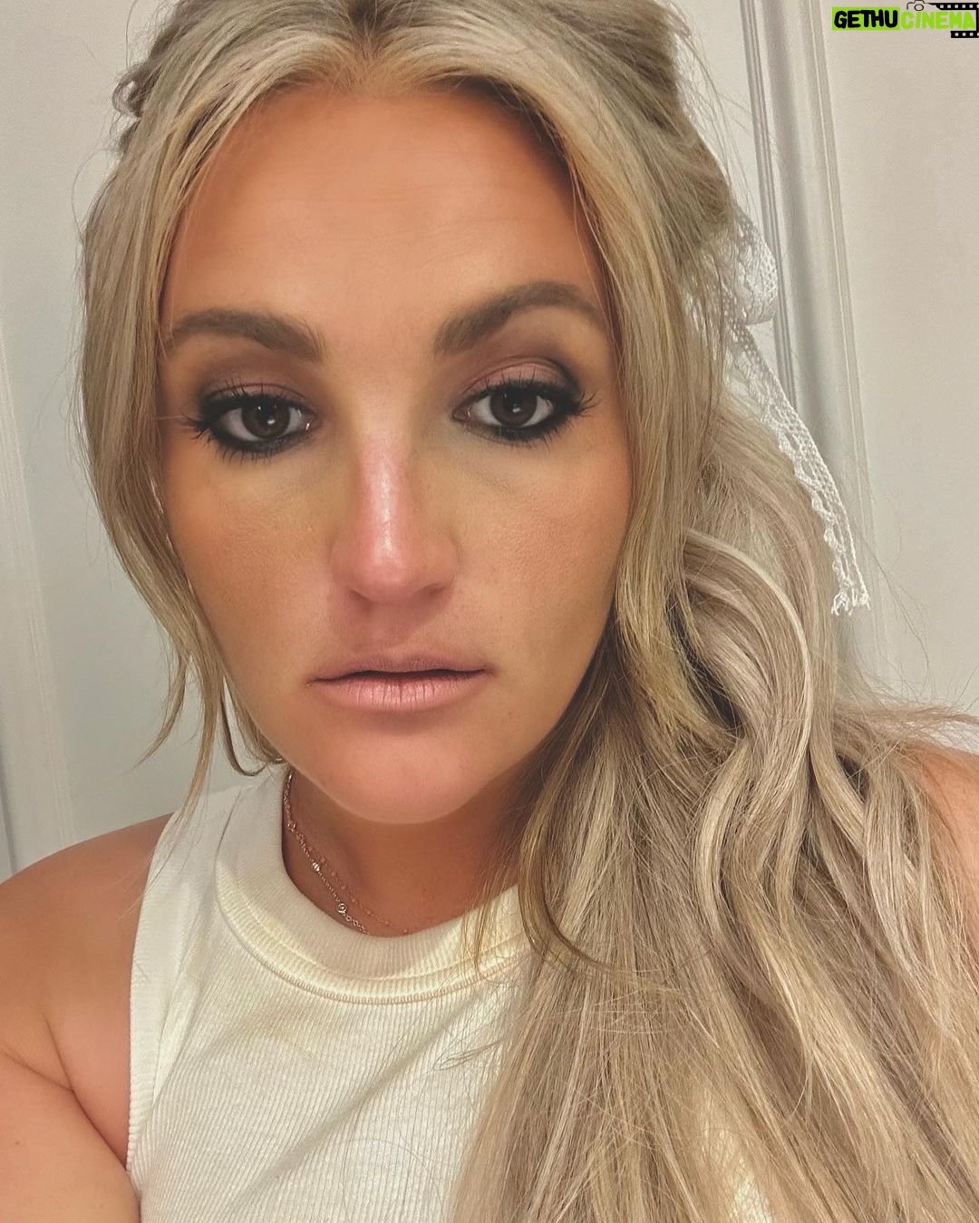 Jamie Lynn Spears Instagram - girly glam for a night out🎀 tried & failed to get better pic of the precious hair ribbon Four Seasons Hotel Los Angeles at Beverly Hills