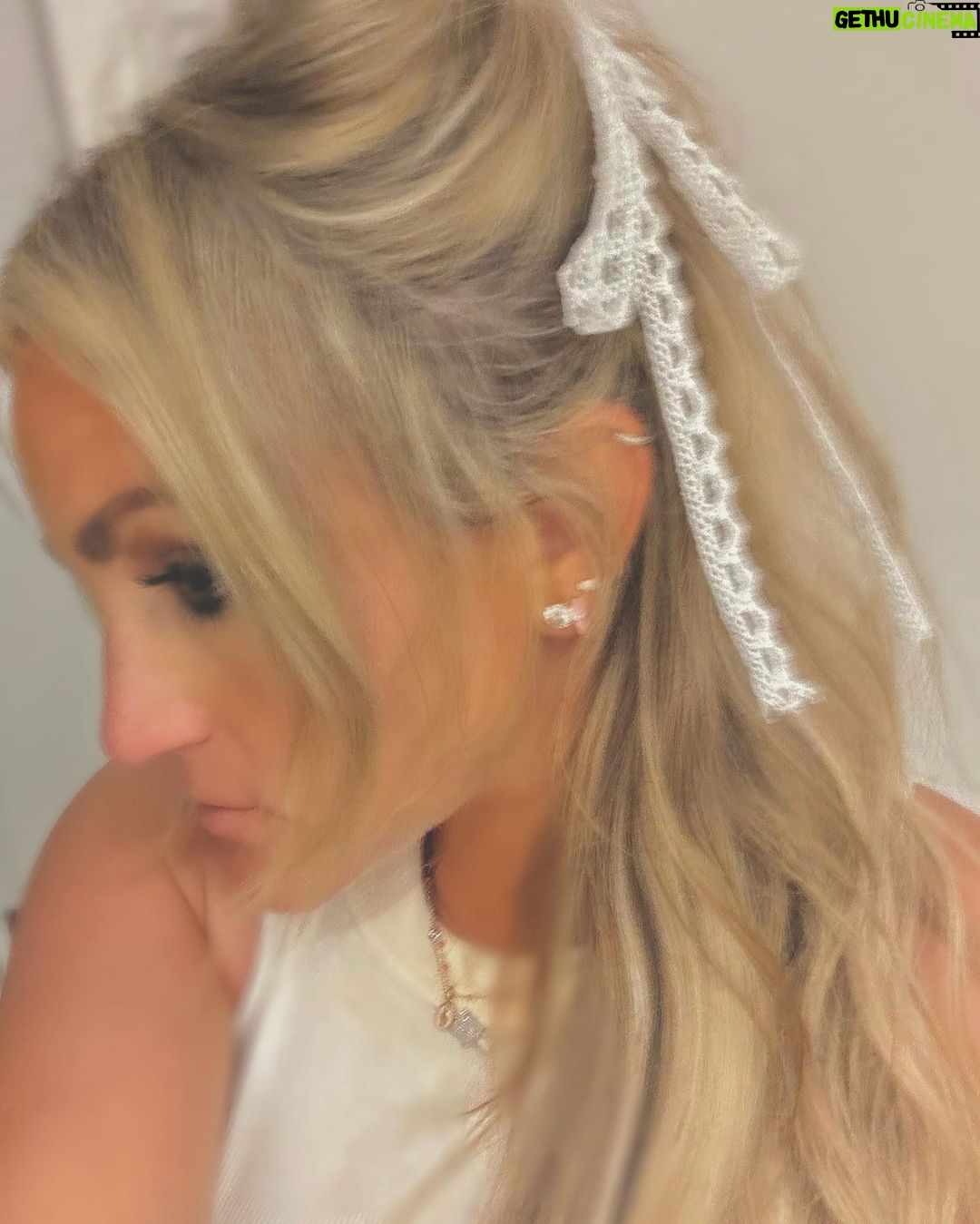 Jamie Lynn Spears Instagram - girly glam for a night out🎀 tried & failed to get better pic of the precious hair ribbon Four Seasons Hotel Los Angeles at Beverly Hills