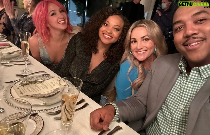 Jamie Lynn Spears Instagram - CHEERS to being 1 MONTH away from the new #ZOEY102 movie premiering JULY 27th on @paramountplus🥂💙🍻💜