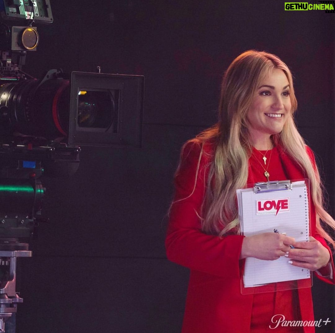 Jamie Lynn Spears Instagram - @entertainmentweekly has the exclusive first look photos for #ZOEY102 coming to @paramountplus veryyyy soon๐๐