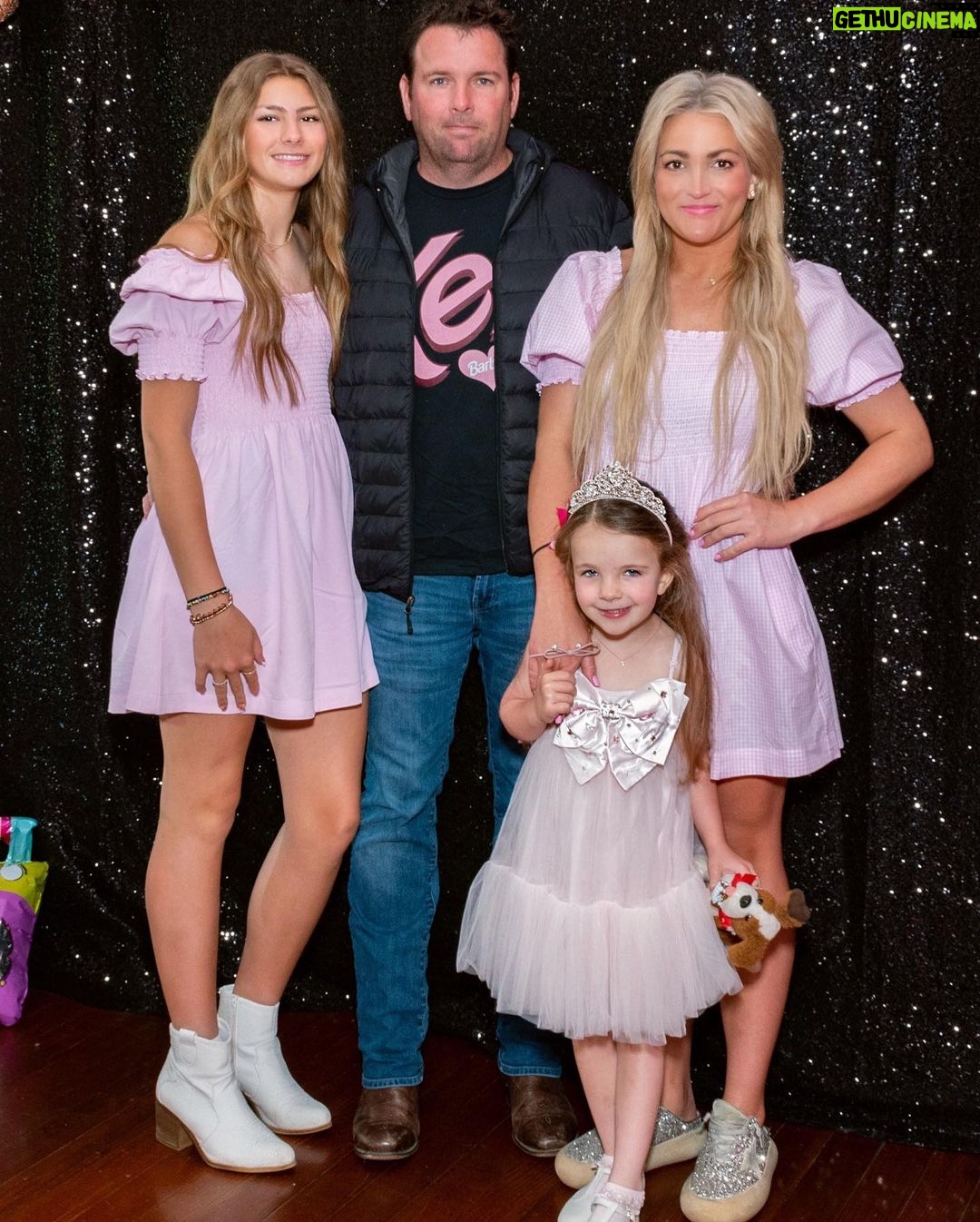 Jamie Lynn Spears Instagram - Ivey’s magical fairytale world brought to life for her 5th bday🎀👛👸💅💕 Thanks to all the magical fairy’s at @partyonceuponatime I didn’t have to do a thing, except enjoy this special day with our sweet girl💝 Too many great pics, so I’ll have to share more in my story🤍💕🤍💕🤍 •we asked for everyone to donate instead of receiving gifts, so the QR code is there for anyone who would like to donate