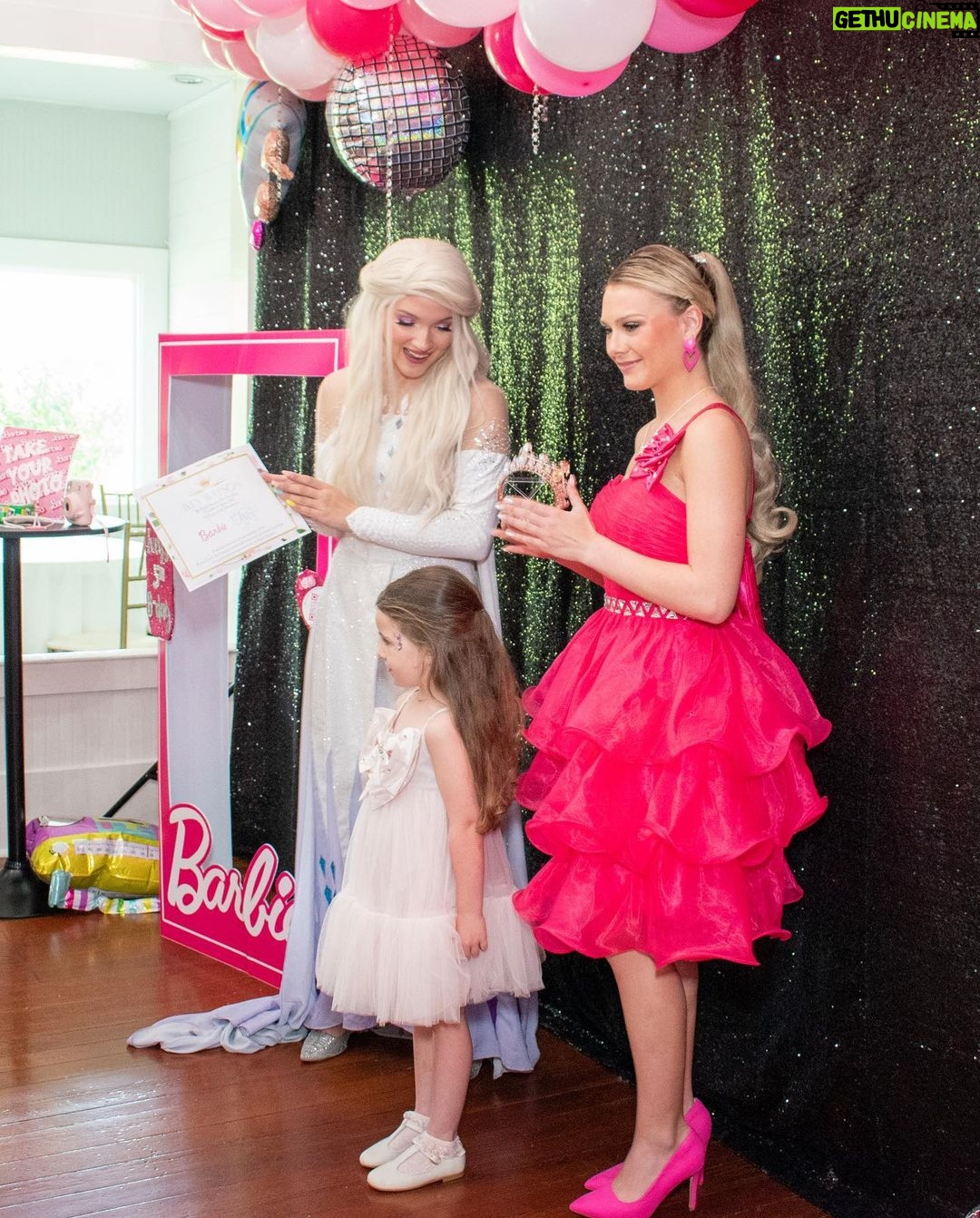 Jamie Lynn Spears Instagram - Ivey’s magical fairytale world brought to life for her 5th bday🎀👛👸💅💕 Thanks to all the magical fairy’s at @partyonceuponatime I didn’t have to do a thing, except enjoy this special day with our sweet girl💝 Too many great pics, so I’ll have to share more in my story🤍💕🤍💕🤍 •we asked for everyone to donate instead of receiving gifts, so the QR code is there for anyone who would like to donate
