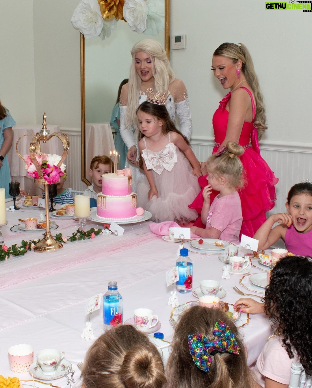 Jamie Lynn Spears Instagram - Ivey’s magical fairytale world brought to life for her 5th bday🎀👛👸💅💕 Thanks to all the magical fairy’s at @partyonceuponatime I didn’t have to do a thing, except enjoy this special day with our sweet girl💝 Too many great pics, so I’ll have to share more in my story🤍💕🤍💕🤍 •we asked for everyone to donate instead of receiving gifts, so the QR code is there for anyone who would like to donate