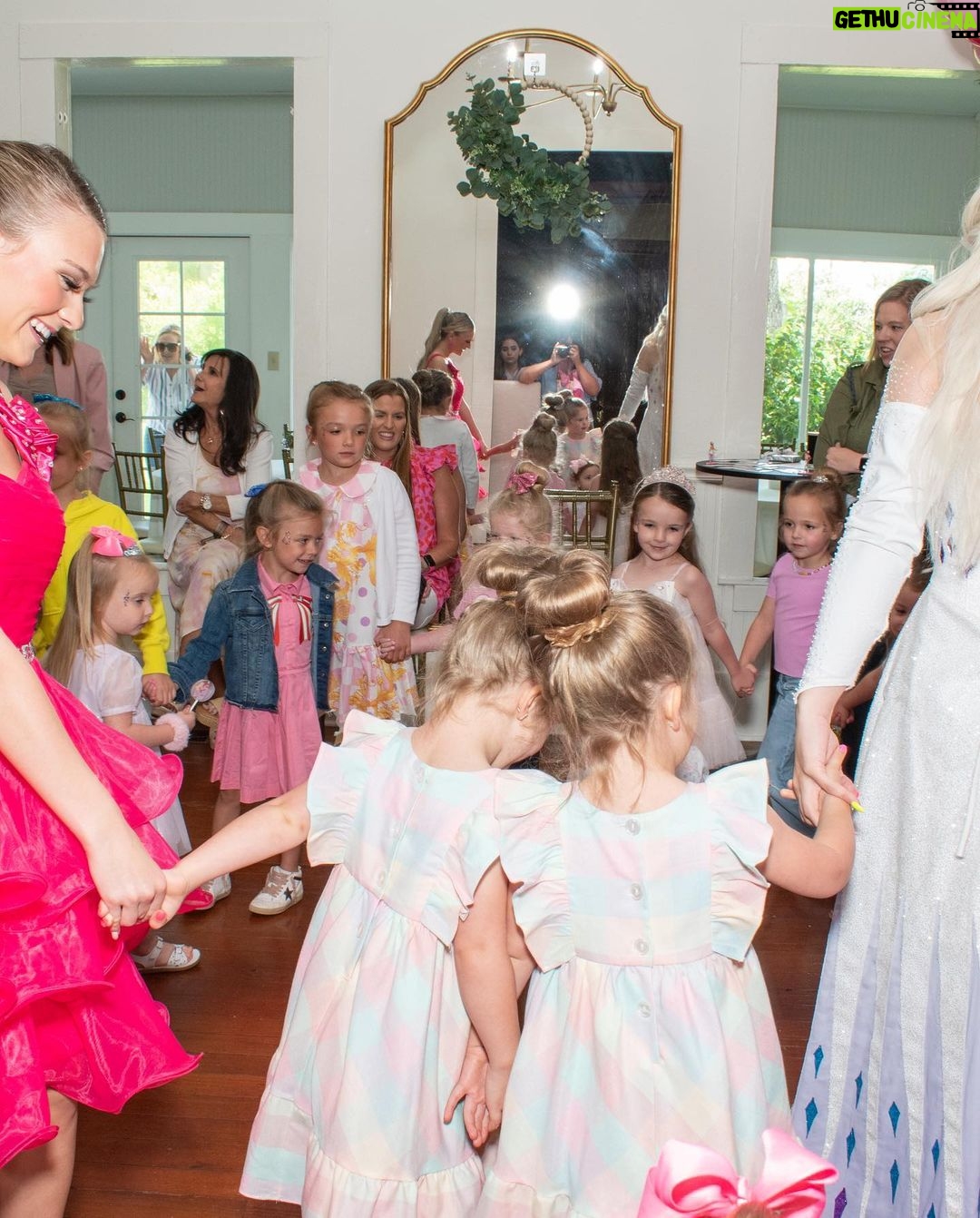 Jamie Lynn Spears Instagram - Ivey’s magical fairytale world brought to life for her 5th bday🎀👛👸💅💕 Thanks to all the magical fairy’s at @partyonceuponatime I didn’t have to do a thing, except enjoy this special day with our sweet girl💝 Too many great pics, so I’ll have to share more in my story🤍💕🤍💕🤍 •we asked for everyone to donate instead of receiving gifts, so the QR code is there for anyone who would like to donate