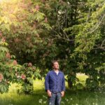 Jamie Oliver Instagram – If any of you are like me and feel your happiest when you’re in the garden then today’s the day for you……it’s Garden Day !!! Did you know that being in the garden lowers your blood pressure, improves your mood and mental wellbeing and helps boost your brain power? Pretty magical stuff really isn’t it ! So who’s heading outside today to spend some time with the grass and the trees ?? It’s where you’ll find me ha ha x x x

#gardenday #sundayvibes #summer