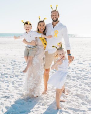 Jamie Otis Instagram - We found out one twin is a BOY.💙 We find out second twin’s gender TOMORROW!! Ahhh I can barely contain my excitement!🥳🤰👶👶

I just handed the envelope (w gender in it) off to Ruth!! She is filling up a piñata with pink or blue items so our kiddos can have fun swinging for the gender!💙🩷 

Life is too short not to CELEBRATE every milestone and small achievement…and we are having the most fun CELEBRATING OUR TWINS.🎉

Thanks for all the love and support and prayers!🙏 I feel incredibly blessed to have you cheering for us! We love you!😘

Monday at 8 we share the YouTube video of the reveal but if you wanna join us live you still have a chance to subscribe to my IG! I’d love to have ya in my lil exclusive corner!🥰🥰🥰

I’ve always kinda thought there was a boy and girl in there ?although I really wanted girls 😆) but recently (see last post for reasons) I think it MIGHT BE BOY/BOY!!!💙💙 Doug, Hendrix and Henley think boy/girl. …. So AMAZING to think we will know for CERTAIN TOMORROW!!!🎉🎉🎉🎉🎉

Just for fun- put your last guesses below to see if you’re right 👇

#genderreveal #genderrevealparty #preggo #twinpregnancy #boymom #girlmom #pregnancy