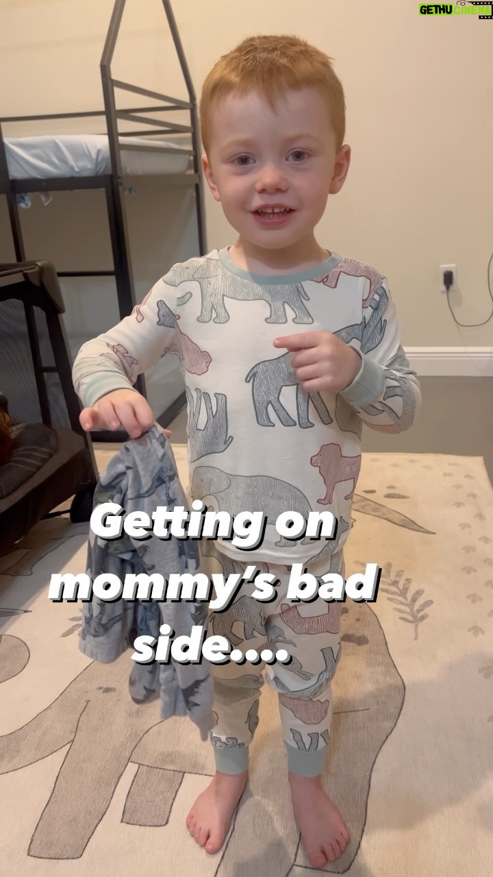 Jamie Otis Instagram - Doesn’t matter how many times I get on her bad side though bc I know how to charm her back … time to teach Hendrix daddy’s secrets to making mommy laugh.😎 #dadlife #momlife #parenting #dadsofinstagram #toddlerlife #funny #smilemore #marriedatfirstsight #marriedlife #stayathomedad #positivevibes