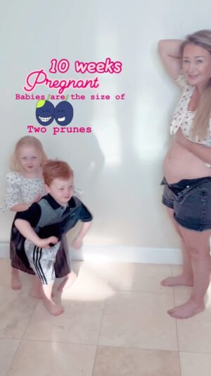 Jamie Otis Instagram - These kiddos are obsessed with “their” babies growing inside!🥰 The twins are the size of prunes right now and they’re getting little baby teeth buds & a teeny tiny bit of hair.👶🤰👶

I have no idea what Henley Grace was doing to my tummy?!🤷🏼‍♀️😆

Tonight at 8pm we are going LIVE on YouTube to answer your questions!!! I’ll pop the link in my bio & stories but you can also search Hanging with the Hehners to find us!🤗

My morning sickness is way better when I get at least 10 hours of sleep, stay active, take B6 and eat carbs …anyone else notice that helps them too? Odd dynamic but it seems to work for me!!🎉🥳

Pop any questions you have for us below and we will try our best to answer them LIVE tonight!🤗 see you soooon!😘