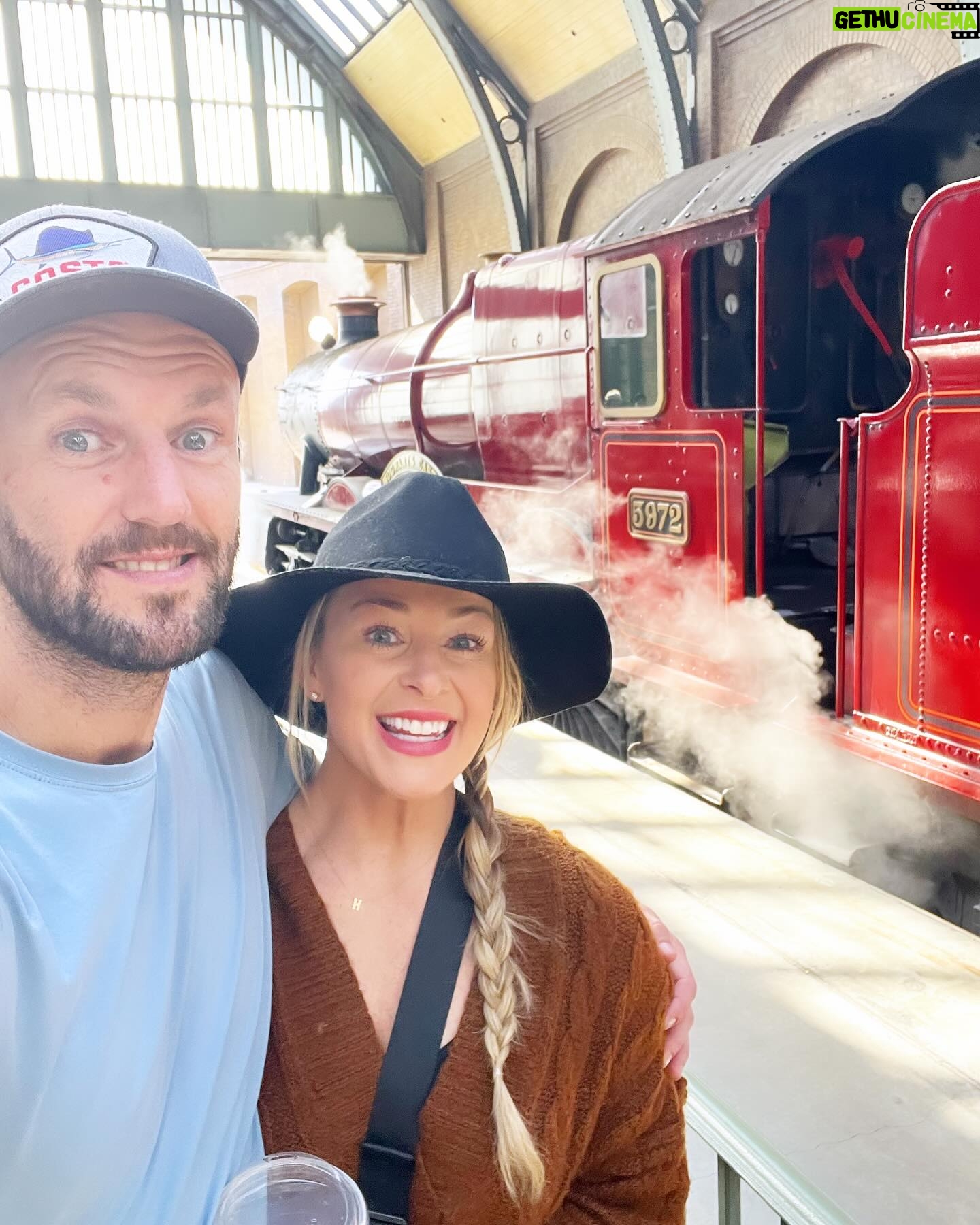 Jamie Otis Instagram - Family trip to Orlando for Henley’s dance recital🩰 … first stop, universal studios with friends!🪄🧙 And omg, Henley is 6 going on 16—you won’t find her in any of our pics on rides bc she’s too cool to hang with her little bro & parents!🤪 She’s like “no mommy! I want to go with my friends!”😅 No one warns you for the day you plan family events and your kid is too cool to hang out with you.😭😂 I never thought it’d come so soon either…🤦♀️😅 When did your kiddos start becoming more and more independent? I feel like 6 is waaaay too early!😩 is this just a mini phase or does it just keep getting worse? Please don’t tell me it gets worse😭😅