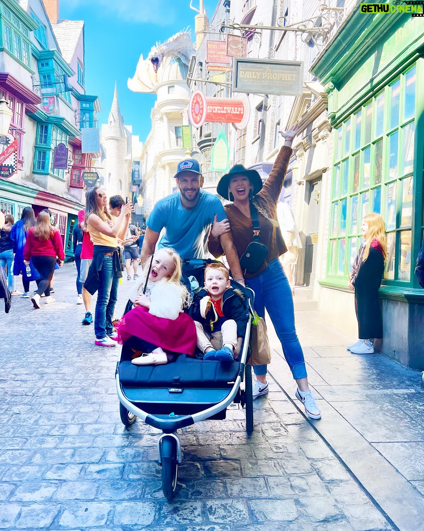 Jamie Otis Instagram - Family trip to Orlando for Henley’s dance recital🩰 … first stop, universal studios with friends!🪄🧙 And omg, Henley is 6 going on 16—you won’t find her in any of our pics on rides bc she’s too cool to hang with her little bro & parents!🤪 She’s like “no mommy! I want to go with my friends!”😅 No one warns you for the day you plan family events and your kid is too cool to hang out with you.😭😂 I never thought it’d come so soon either…🤦♀️😅 When did your kiddos start becoming more and more independent? I feel like 6 is waaaay too early!😩 is this just a mini phase or does it just keep getting worse? Please don’t tell me it gets worse😭😅