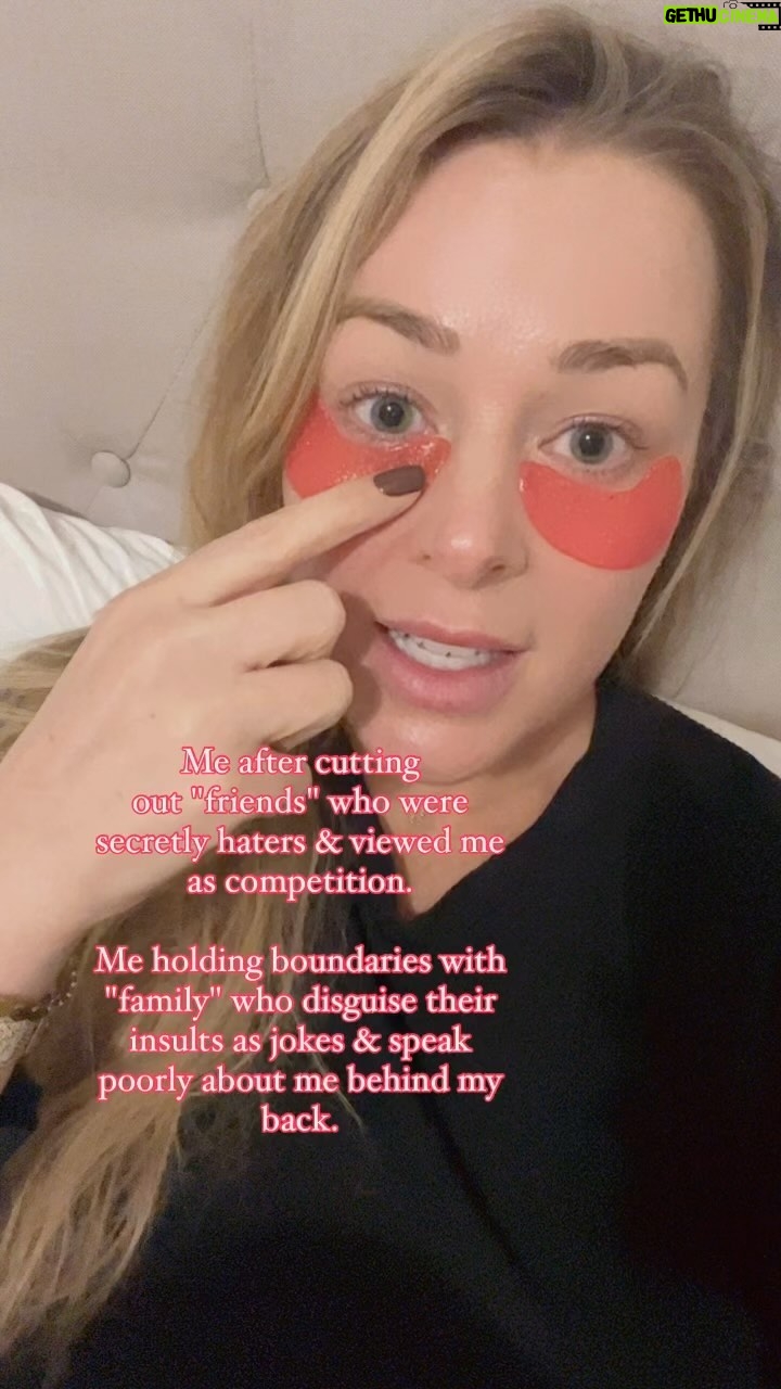 Jamie Otis Instagram - A couple years ago I was slouched over on my therapists couch crying when she said to me, "Jamie, you've gotta go find your people. You haven't found them yet." I thought that was kinda odd bc I assumed "my people" were obviously the family & the friends I had. She had asked me a few questions about who was there to support me when X happened. When I had trouble coming up with anyone who reached out or who checked in she told me I need a better support system. That conversation opened my eyes to the way certain friends were treating me and how some family made me feel. I'm so thankful for my therapist bc she was the first person to teach me about boundaries & healthy relationships. I was scared to set boundaries at first. I didn't want to hurt anyone's feelings. ...meanwhile I felt like mine were being trampled on. I just kept with the same friends and family bc it was all I knew. And it felt wrong to "cut them out." It took me having children to realize that I'd never want my kids to continue to try to please "friends" or "family" if those friends and family just poke fun at them or say mean things about them behind their back. Our kids grow up watching us and learning from us. I realize that what my kids see me "deal with" is what they will be willing to deal with in the future. That hits differently. I want my kids to see their mommy have super healthy relationships and accept nothing less for themselves.π― I knew I needed to change who I surrounded myself with. I needed to let go of friends who secretly just wanted to see me lose...even if we're in the same circle and we've been "friends" for years. I also knew I needed stricter boundaries with family. Just because someone is family doesn't mean you have to be around them if they make you feel bad. This is hard, but setting those boundaries has truly helped me get back to living a healthier and happier life. If you FEEL this, I highly recommend the book Boundaries. It's a lil religious but if you don't like that just skip over those parts. It was a genuine game changer for me.π―πβ€οΈ PS God bless all the therapists out there who truly listen and care.π«Ά