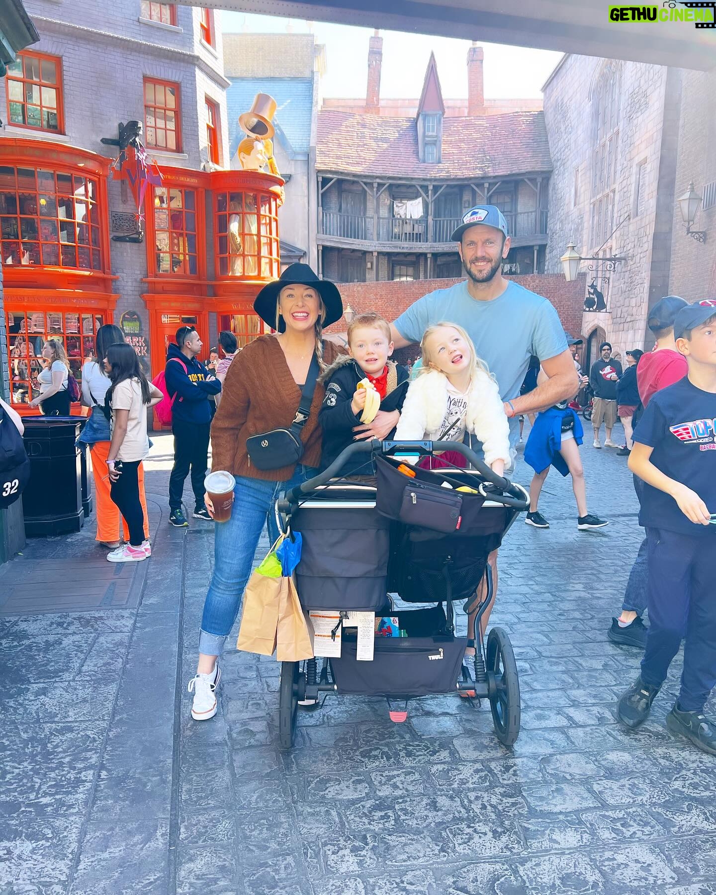 Jamie Otis Instagram - Family trip to Orlando for Henley’s dance recital🩰 … first stop, universal studios with friends!🪄🧙 And omg, Henley is 6 going on 16—you won’t find her in any of our pics on rides bc she’s too cool to hang with her little bro & parents!🤪 She’s like “no mommy! I want to go with my friends!”😅 No one warns you for the day you plan family events and your kid is too cool to hang out with you.😭😂 I never thought it’d come so soon either…🤦♀️😅 When did your kiddos start becoming more and more independent? I feel like 6 is waaaay too early!😩 is this just a mini phase or does it just keep getting worse? Please don’t tell me it gets worse😭😅