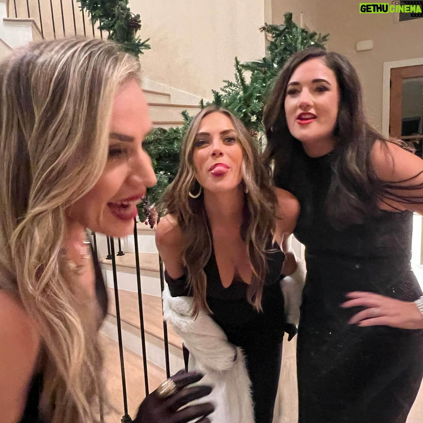 Jana Kramer Instagram - December part 1 with my favorite people 🌲