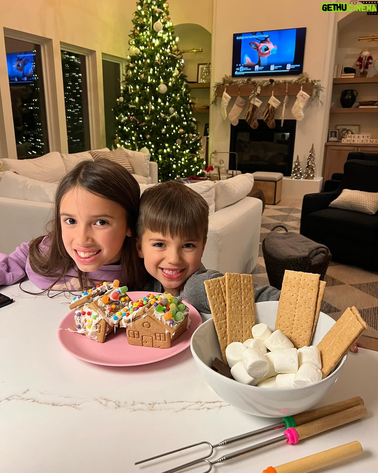 Jana Kramer Instagram - Rudolph, gingerbread houses, and s’mores. Perfect holiday night. 🌲♥️