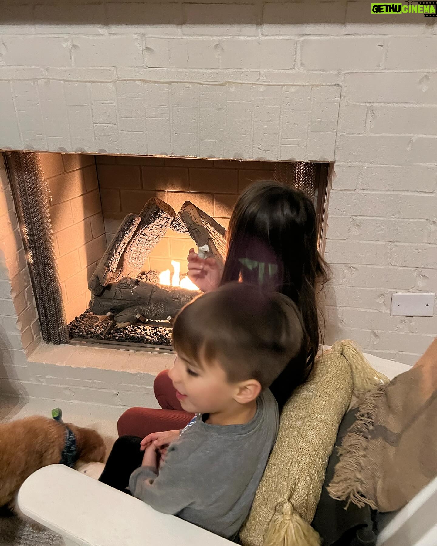 Jana Kramer Instagram - Rudolph, gingerbread houses, and s’mores. Perfect holiday night. 🌲♥️