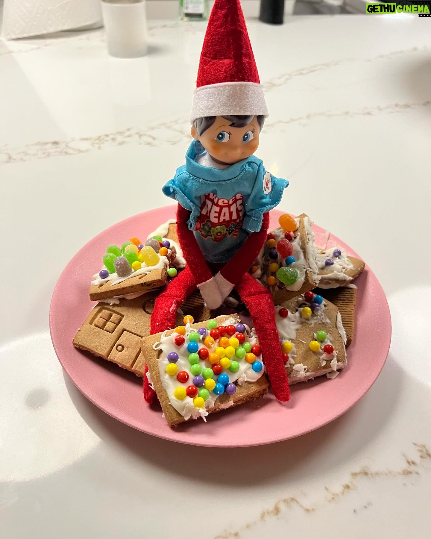 Jana Kramer Instagram - Rudolph, gingerbread houses, and s’mores. Perfect holiday night. 🌲♥️