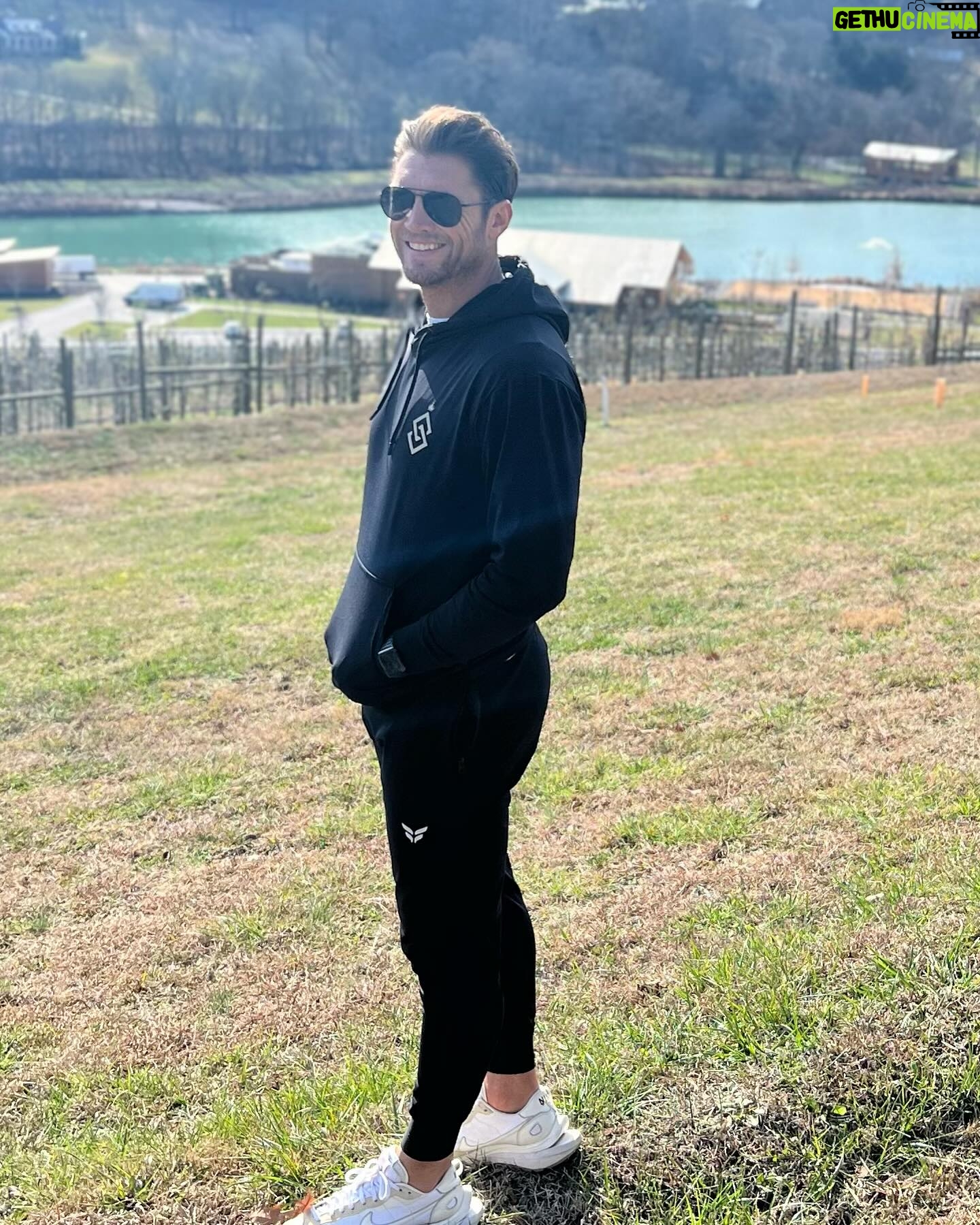 Jana Kramer Instagram - Happy Valentine’s Day @superiorstriker. I’m the absolute luckiest girl in the world to call you my valentine. ♥️