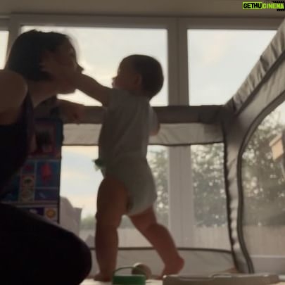 Janette Manrara Instagram - We say “hello” to the trees everyday. Lyra loves staring at them and being outside. Saying “hello” to the trees has never felt more magical 🌳 #hellotrees #babytalk #motherdaughterlove #specialmoments