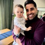 Janette Manrara Instagram - It took a while but Lyra FINALLY met @drranj & @gethincjones! They came straight over after the show for cuddles! 🤍💫