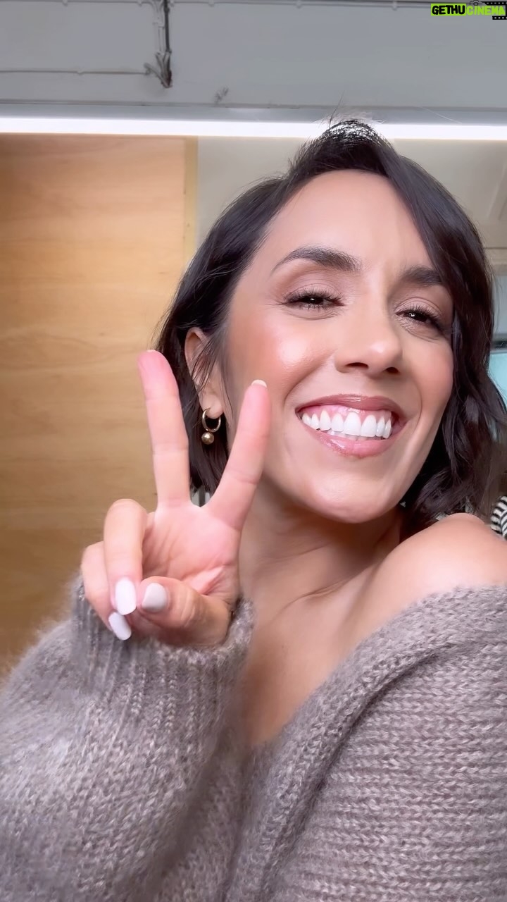 Janette Manrara Instagram - What an exciting shoot today! Cannot wait to share it for you all to see! Thanks @summerdyason for giving me this natural look for it too! There’s a clue in the video…. Can you guess what the shoot could have been for? 🙌🏼 #makeupreveal #book #harpercollins #photoshoot #naturallookingmakeup #strictly #tinydancer