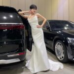 Jang Do-yeon Instagram - 백상예술대상 함께할 수 있어서 감사했습니다🌸 진심으로 축하해 친구👏👏 @mcyori 그리고 급히 찍은 주차장 사진과 손키스 후 빙구 웃음🥲
