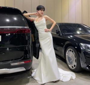 Jang Do-yeon Instagram - 백상예술대상 함께할 수 있어서 감사했습니다🌸
진심으로 축하해 친구👏👏 @mcyori 

그리고 급히 찍은 주차장 사진과 손키스 후 빙구 웃음🥲