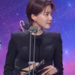 Jang Do-yeon Instagram - 인기상을 주셨으니 새해에는 더욱 인기를 뽐내보겠습니다 😎