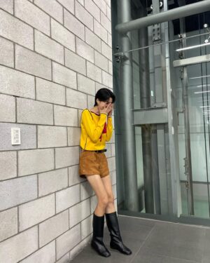 Jang Do-yeon Instagram - 자연스럽게 찍히고 싶었는데
어렵네
😔