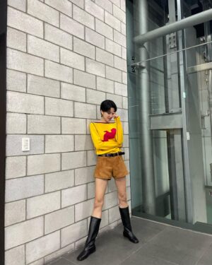Jang Do-yeon Instagram - 자연스럽게 찍히고 싶었는데
어렵네
😔