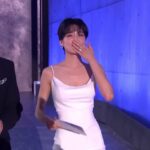 Jang Do-yeon Instagram - 백상예술대상 함께할 수 있어서 감사했습니다🌸 진심으로 축하해 친구👏👏 @mcyori 그리고 급히 찍은 주차장 사진과 손키스 후 빙구 웃음🥲