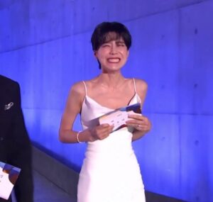 Jang Do-yeon Instagram - 백상예술대상 함께할 수 있어서 감사했습니다🌸
진심으로 축하해 친구👏👏 @mcyori 

그리고 급히 찍은 주차장 사진과 손키스 후 빙구 웃음🥲