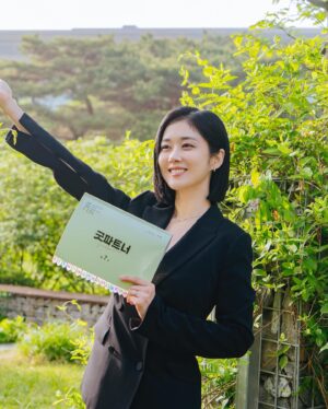 Jang Na-ra Instagram - 차차차차은경🌸🌸 
스틸기사님이 찍어주신 사진~✨