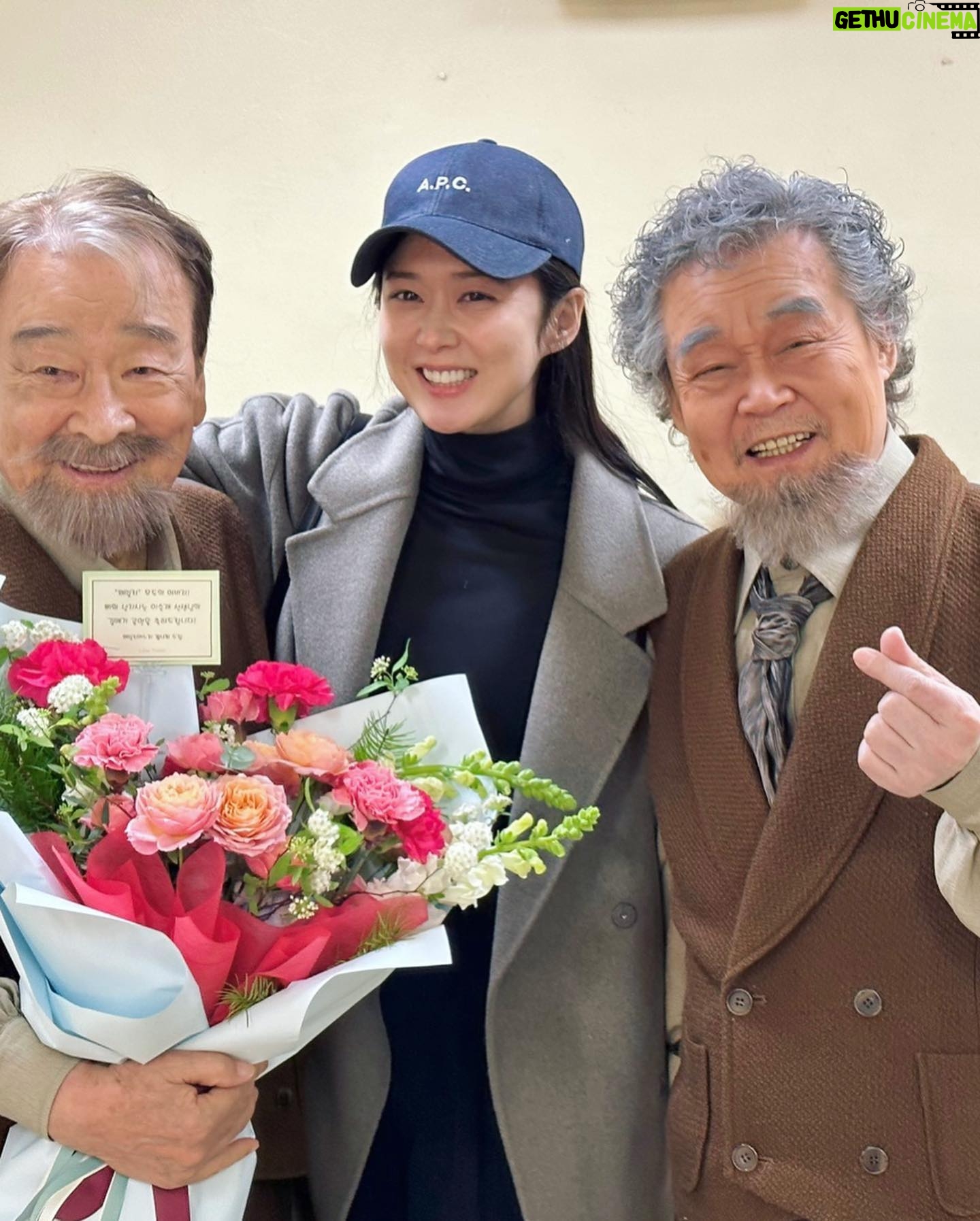 Jang Na-ra Instagram - #갈매기#연극갈매기 #이순재 선생님. #주호성 아빠. 귀여워 죽겠는 우리“패밀리”의 사랑둥이 #윤상정 배우와 갈매기를 보고 왔어요! 우리 패밀리에서 러블리하며 카리스마있고 때로는 장난꾸러기 같은 시아버님으로 출연중이신 순재선생님. 무대를 향한 무한한 사랑과 열정을 보여주셨어요!! 🔥🔥🔥🔥🔥🔥🔥🔥🔥 70대 중반이지만 순재 선생님의‘호성이’로 불리는 아빠. 참으로 멋지셨다우👍🏻 드라마 시어버지.진짜 친정아버지. 그리고 귀여운 상정이와 2023년 힘차게 시작해봅니다!!❤️