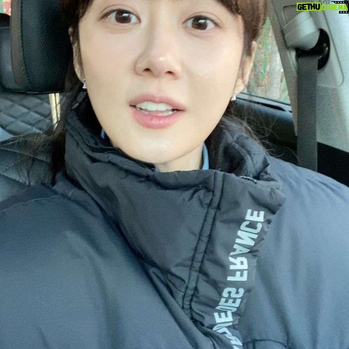 Jang Na-ra - 132.6K Likes - 2022년이 몇시간 남지 않았어요!!
올 한 해도 넘치게 감사한 일들이 많았습니다❤️
내년에도 열심히 연기해서 끊임없이 꿈틀거리는, 느릴지는 몰라도 머물지 않는 연기자가 되도록 최선을 다 할게요!
내년에는 여러분의 가정과 일터에,학교에 모든 관계 가운데 더 큰 기쁨과 웃음이 가득하시기를 기원하며 기도하겠습니다💕💕
모두가 서로 사랑하는2023년을 기대하며
장나라 올림.
(많이 웃으세용😜)