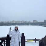 Jang Na-ra Instagram - 어제 공원에 나가니 이쁜 눈사람도 있고 호수에도 눈이 내려 하얗더라구요☃️☃️☃️ 2023년이 이제 얼마 안남았습니다. 2024년에는 더 행복하시길, 더 건강하시길 기원합니다.❤️ 즐거움을 드릴 수 있는 연기자 되도록 내년에도 더 노력하겠습니다!! 오늘밤 9시 10분 #tv조선 에서 방영하는 #나의해피엔드 도 꼭! 함께해주세요!!!