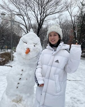Jang Na-ra Instagram - 어제 공원에 나가니 이쁜 눈사람도 있고 호수에도 눈이 내려 하얗더라구요☃️☃️☃️
 
2023년이 이제 얼마 안남았습니다.
 2024년에는  더 행복하시길, 더 건강하시길 기원합니다.❤️
즐거움을 드릴 수 있는 연기자 되도록 내년에도 더 노력하겠습니다!!

오늘밤 9시 10분 #tv조선 에서 방영하는 #나의해피엔드 도 꼭! 함께해주세요!!!