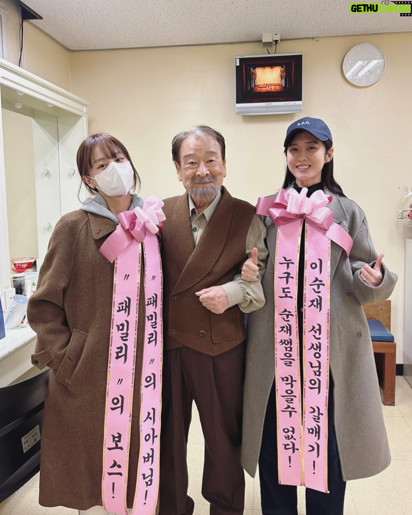 Jang Na-ra Instagram - #갈매기#연극갈매기 #이순재 선생님. #주호성 아빠. 귀여워 죽겠는 우리“패밀리”의 사랑둥이 #윤상정 배우와 갈매기를 보고 왔어요! 우리 패밀리에서 러블리하며 카리스마있고 때로는 장난꾸러기 같은 시아버님으로 출연중이신 순재선생님. 무대를 향한 무한한 사랑과 열정을 보여주셨어요!! 🔥🔥🔥🔥🔥🔥🔥🔥🔥 70대 중반이지만 순재 선생님의‘호성이’로 불리는 아빠. 참으로 멋지셨다우👍🏻 드라마 시어버지.진짜 친정아버지. 그리고 귀여운 상정이와 2023년 힘차게 시작해봅니다!!❤️