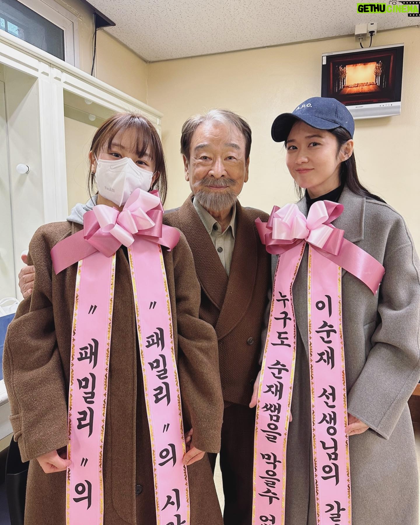 Jang Na-ra Instagram - #갈매기#연극갈매기 #이순재 선생님. #주호성 아빠. 귀여워 죽겠는 우리“패밀리”의 사랑둥이 #윤상정 배우와 갈매기를 보고 왔어요! 우리 패밀리에서 러블리하며 카리스마있고 때로는 장난꾸러기 같은 시아버님으로 출연중이신 순재선생님. 무대를 향한 무한한 사랑과 열정을 보여주셨어요!! 🔥🔥🔥🔥🔥🔥🔥🔥🔥 70대 중반이지만 순재 선생님의‘호성이’로 불리는 아빠. 참으로 멋지셨다우👍🏻 드라마 시어버지.진짜 친정아버지. 그리고 귀여운 상정이와 2023년 힘차게 시작해봅니다!!❤️