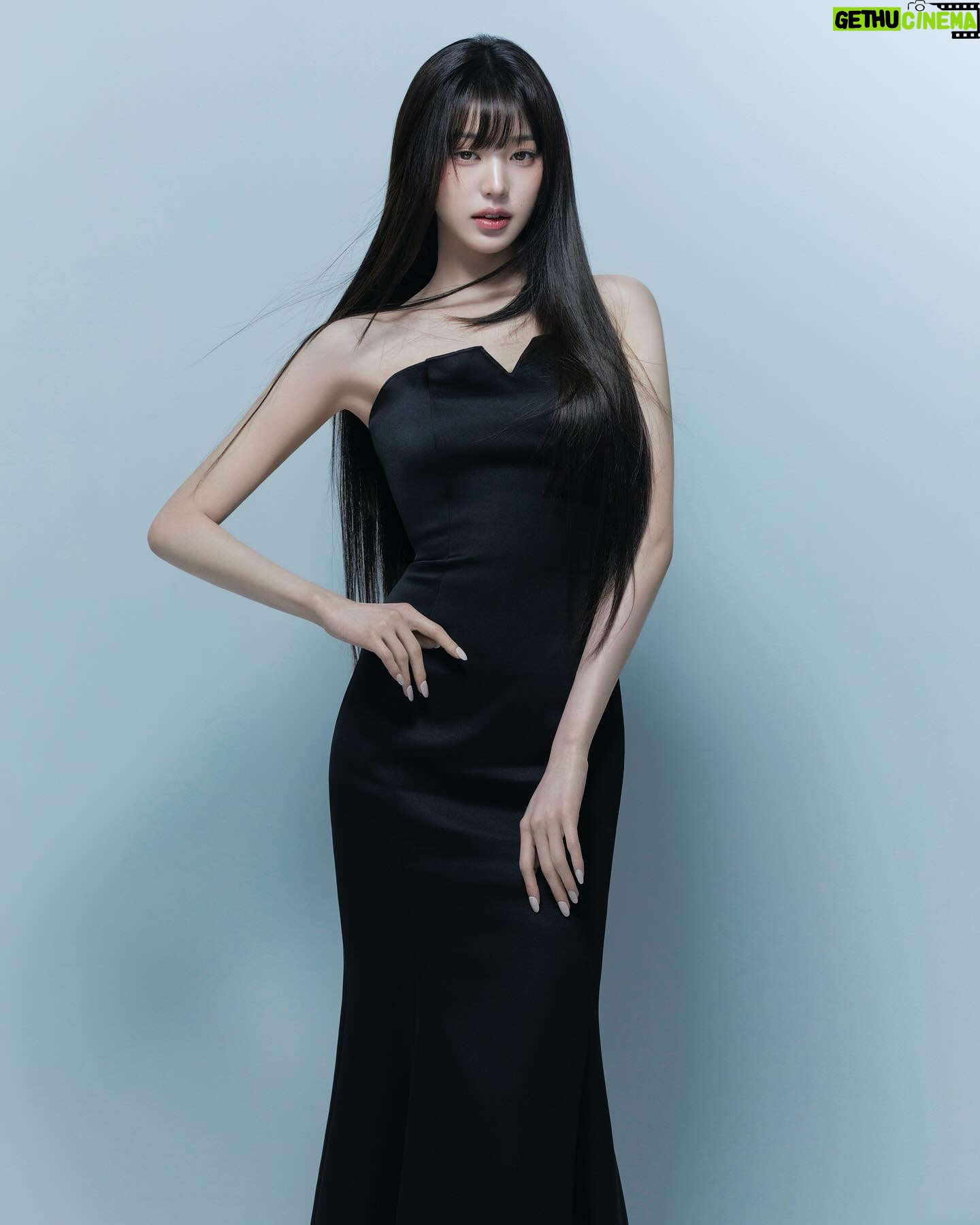 Jang Won-young Instagram - Welcome my new family @kerastase_official🖤