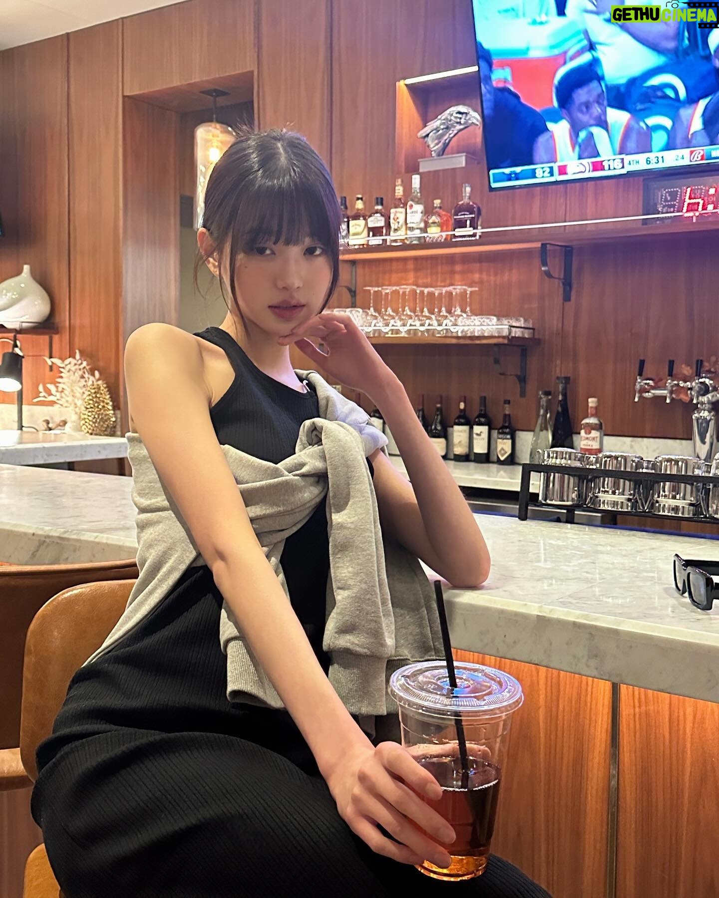Jang Won-young Instagram - Defense defense❤️🔥🏀🖤