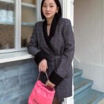 Jang Yoon-ju Instagram - 역시 디테일이 다르구나 !! 🖤 2024 샤넬 꾸띄르 쇼가 한국시간으로는 1월 23일 화요일 밤 10시 CHANEL.COM에서 공개 예정이예요:) @chanelofficial #CHANELHauteCouture #샤넬 #샤넬패션