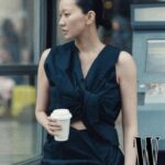Jang Yoon-ju Instagram - The Alien is dancing on the city. 패션 화보는 나에게 놀이 이다. 비도오고 매우 추웠지만 힘들지 않았다. 사진으로 스토리와 비주얼을 만드는 작업이 나는 즐겁다. 🩶 @isseymiyakeofficial @wkorea 패션 에디터| 김신 @shin_wkorea 사진가 | 박종하 @parkjongha 헤어| Reina Kim @mua.reinakim 메이크업 | Min Kim @minkimmakeup 어시스턴트 I Jiyoon Lee @jiiyoon_paris 프로덕션 | 이길배 @guilbe_cocalight