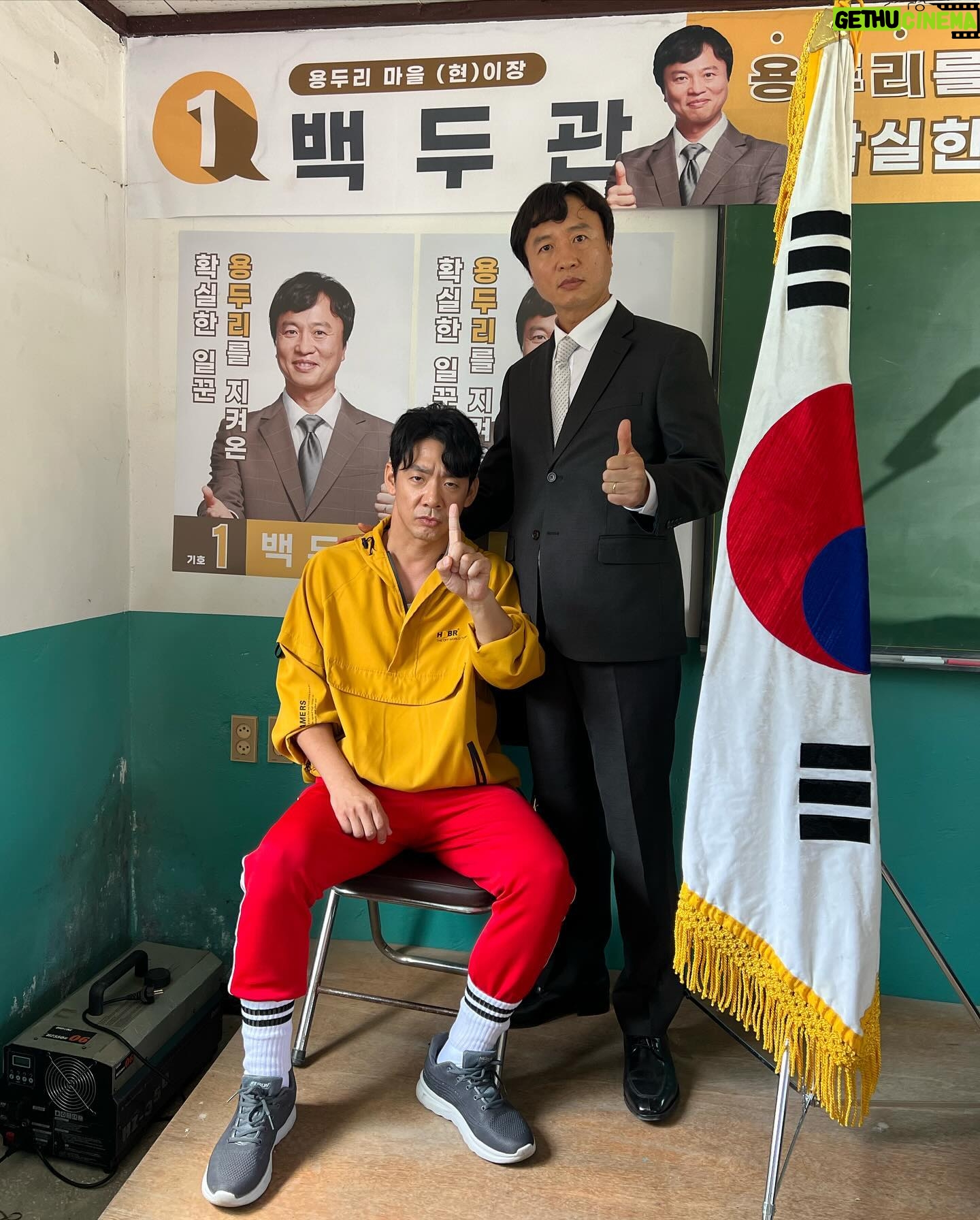Jang Yoon-ju Instagram - 올캐 와줘서 고마워 :) 😍💛🙏🏻 #눈물의여왕 #백미선