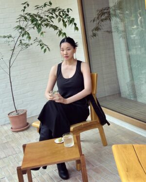 Jang Yoon-ju Instagram - My precious friend @lemaire_official 
We met for the first time in 2002 
and blessed each other. Christophe Le Maire 
Seoul store is open. 
Congratulations from the bottom of my heart!
🌷🩷👍🏻

나의 소중한 친구!! 
2002년에 처음 만나 서로를 축복하며
응원하는 크리스토프 르메르의 서울 매장이
오픈 하였다. 진심으로 축하해!